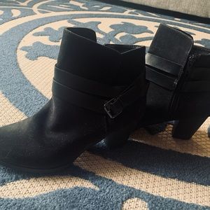 Short black suede boots•Fun Crisscross leather like buckle band•size 9
